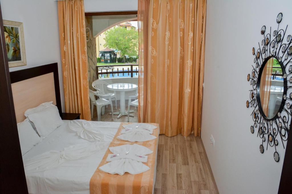 Apartment with Pool View
