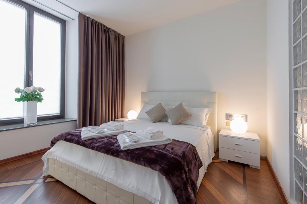 A bed or beds in a room at Milan Royal Suites - Centro Duomo