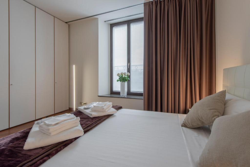 A bed or beds in a room at Milan Royal Suites - Centro Duomo