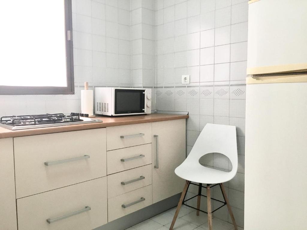 A kitchen or kitchenette at VERO Granada y PARKING en el edificio