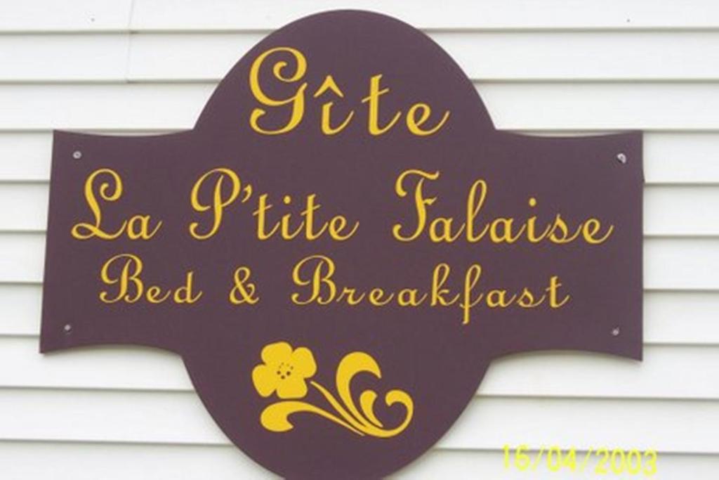a sign that says give a little valencia bed and breakfast at Gite La Ptite Falaise hébergement touristique in Sainte-Anne-des-Monts