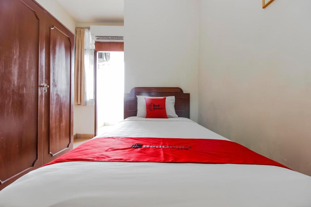 Postel nebo postele na pokoji v ubytování RedDoorz Plus at Pitagiri GBK Senayan
