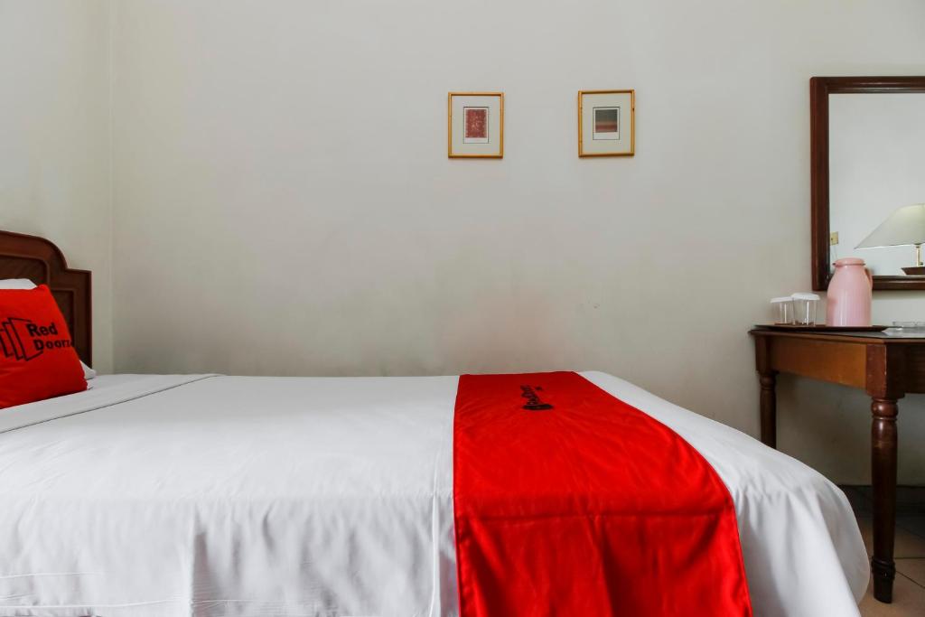 Postel nebo postele na pokoji v ubytování RedDoorz Plus at Pitagiri GBK Senayan