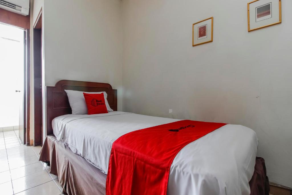 Postel nebo postele na pokoji v ubytování RedDoorz Plus at Pitagiri GBK Senayan