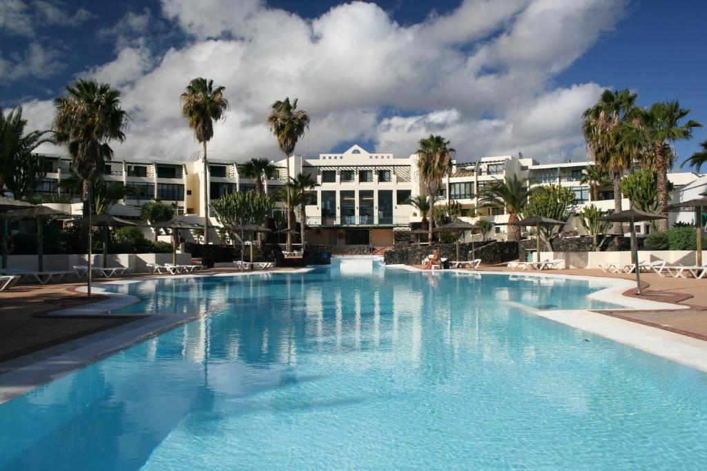 duży basen przed hotelem w obiekcie Bungalow La Roca w Costa Teguise
