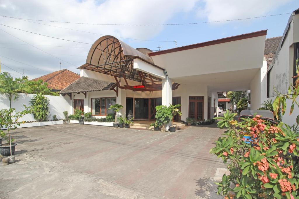 a house with a courtyard in front of it at RedDoorz Plus @ Taman Siswa 3 in Yogyakarta