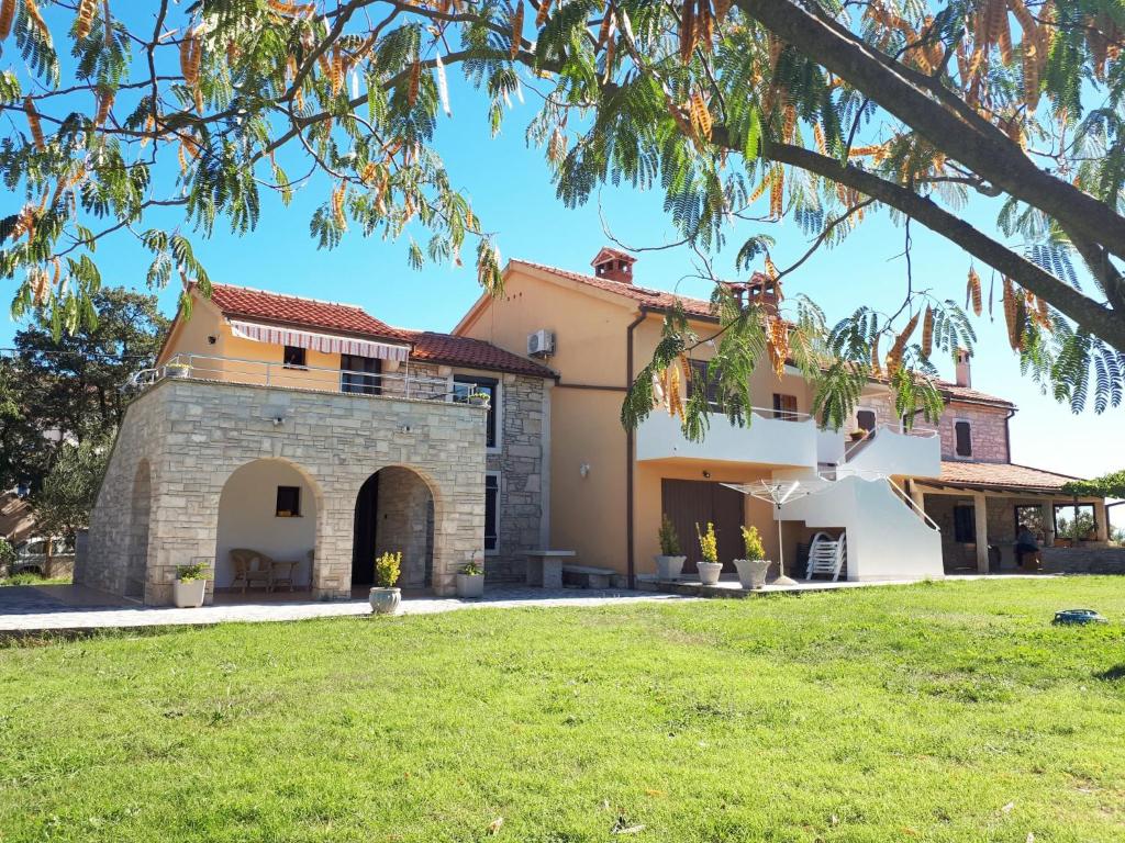 a view of the house from the yard at Apartments Morena in Rakalj