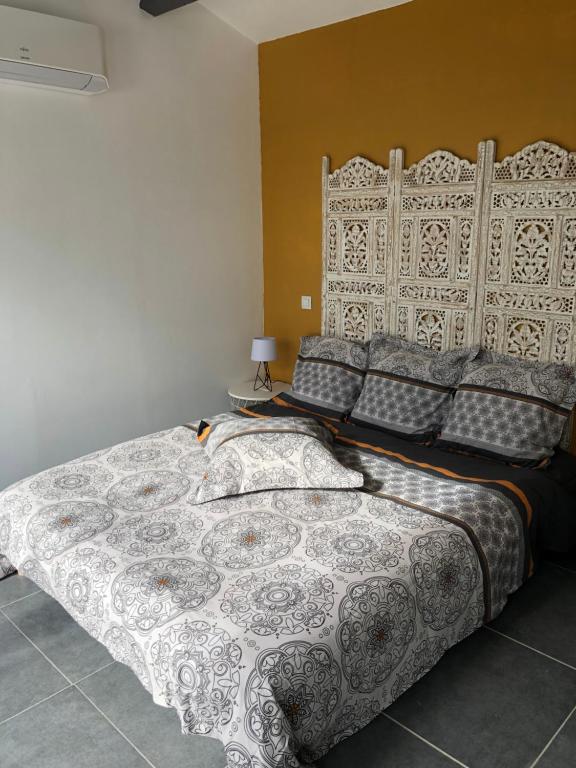 Giường trong phòng chung tại Chez Frédérique et Jean-Claude