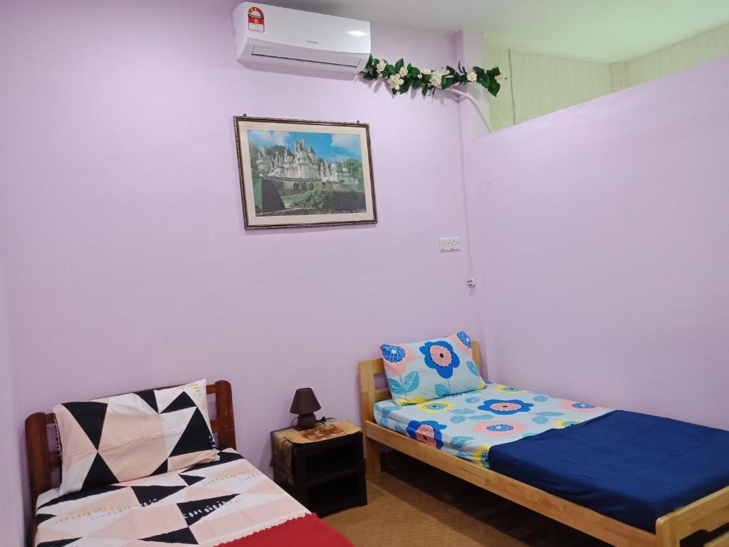 1 dormitorio con 1 cama y 1 silla en Jazepuri - Jaze 2, en Kuching