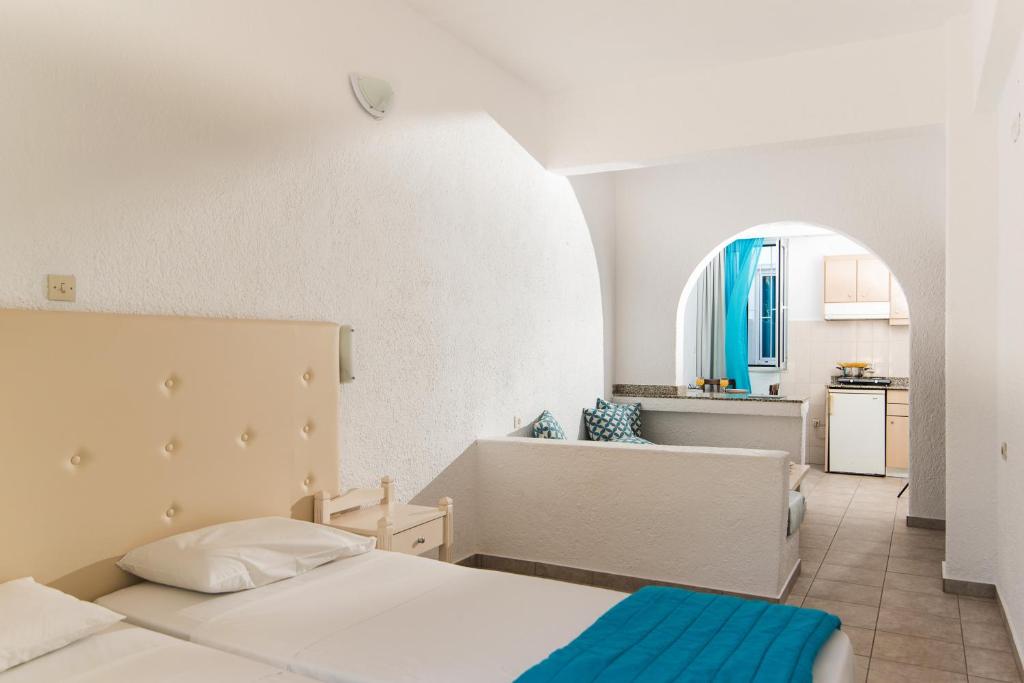Postel nebo postele na pokoji v ubytování Ibiscus Hotel Malia
