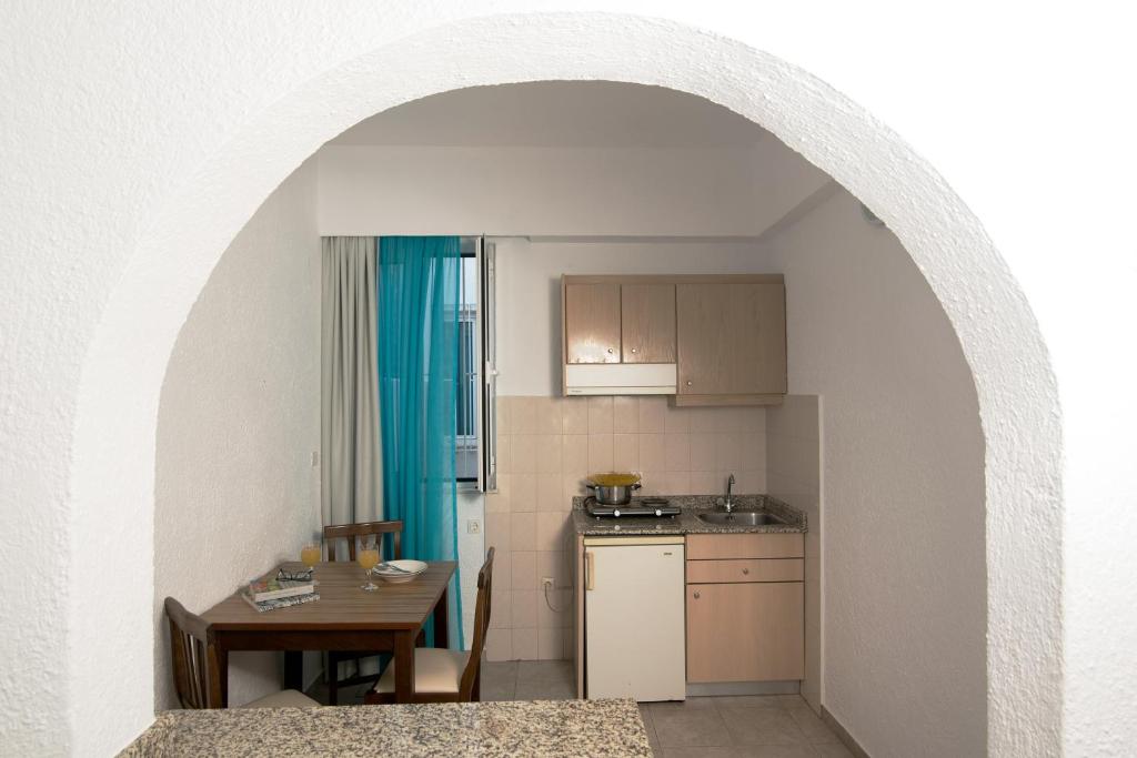 Kuchyň nebo kuchyňský kout v ubytování Ibiscus Hotel Malia