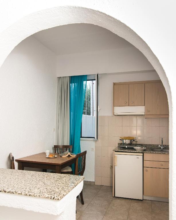 Kuchyň nebo kuchyňský kout v ubytování Ibiscus Hotel Malia