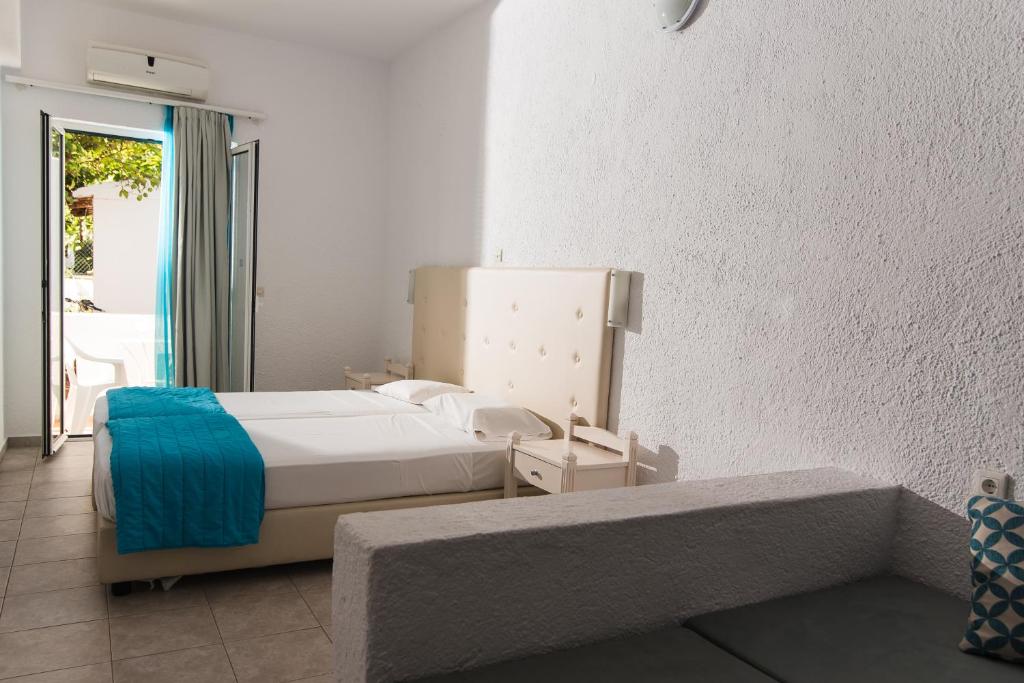 Postel nebo postele na pokoji v ubytování Ibiscus Hotel Malia