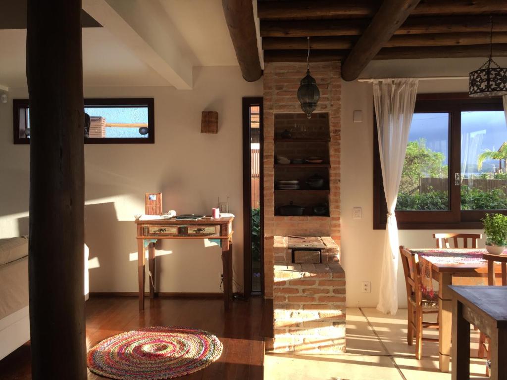 cocina y comedor con mesa y ventana en Casa Linda e Aconchegante, en Imbituba