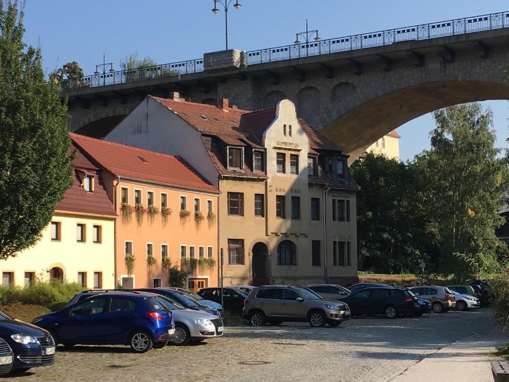 バウツェンにあるFerienwohnung an der Spreeの橋下駐車場に停車する車集団