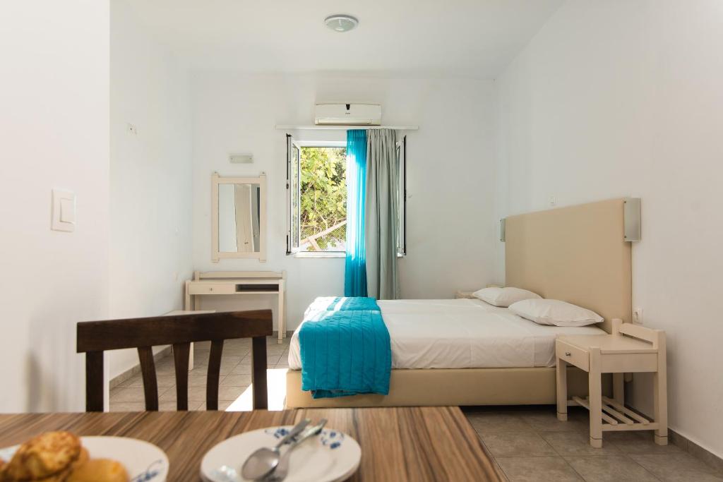 Postel nebo postele na pokoji v ubytování Ibiscus Hotel Malia