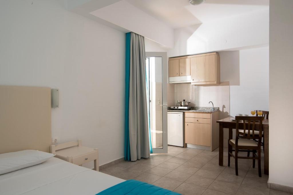 Kuchyň nebo kuchyňský kout v ubytování Ibiscus Hotel Malia