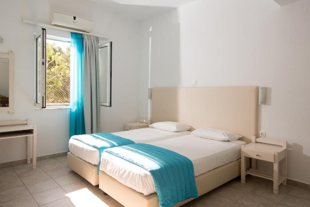 Postel nebo postele na pokoji v ubytování Ibiscus Hotel Malia