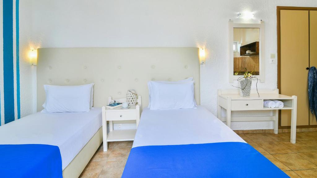 Postel nebo postele na pokoji v ubytování Ibiscus Hotel Malia