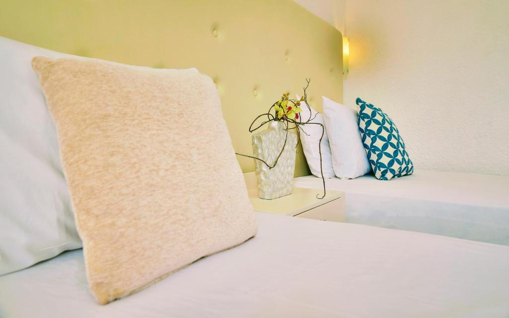 Postel nebo postele na pokoji v ubytování Ibiscus Hotel Malia