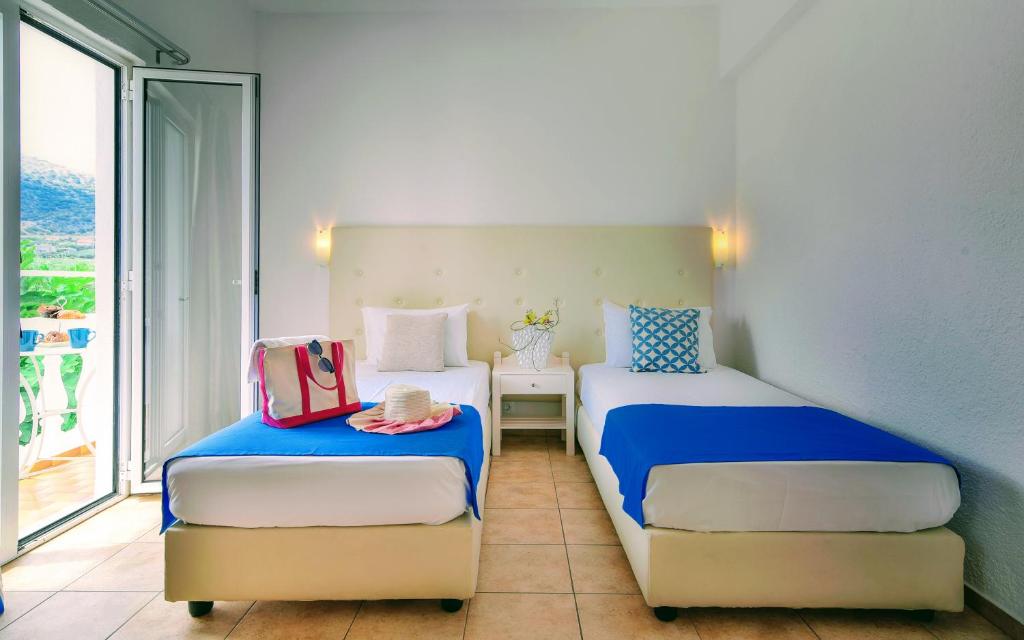 Postel nebo postele na pokoji v ubytování Ibiscus Hotel Malia
