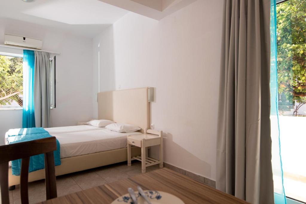 Postel nebo postele na pokoji v ubytování Ibiscus Hotel Malia