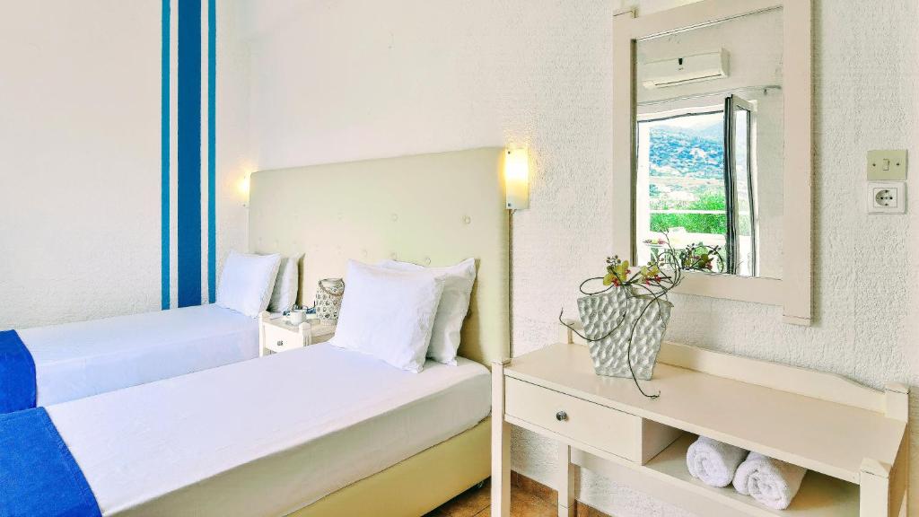 Postel nebo postele na pokoji v ubytování Ibiscus Hotel Malia