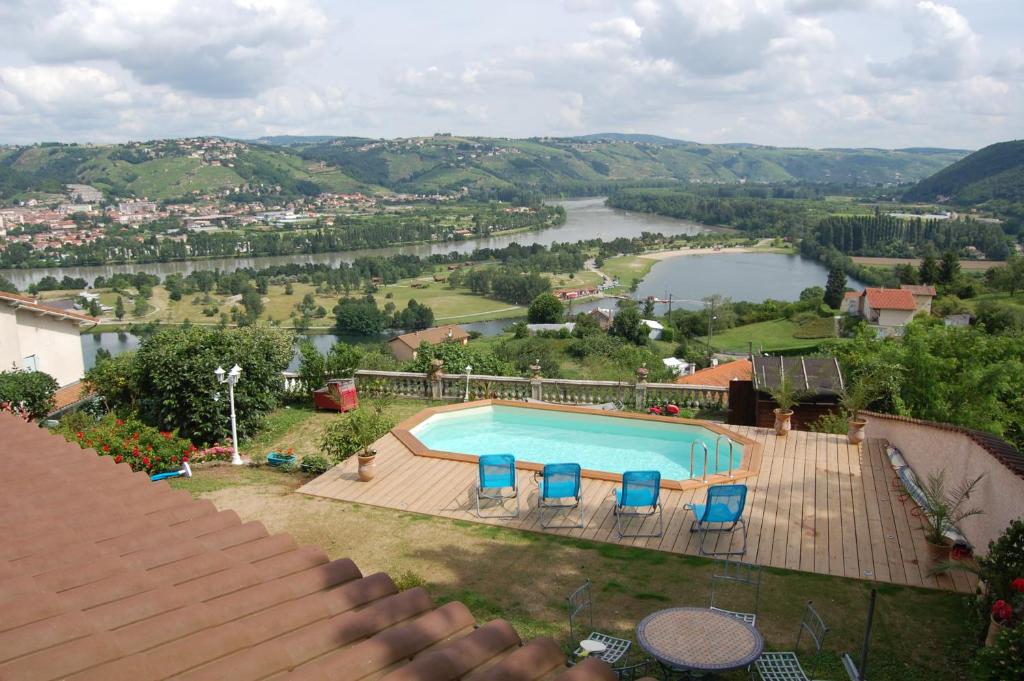 basen z widokiem na rzekę w obiekcie Villa Panoramique w mieście Saint-Clair-du-Rhône