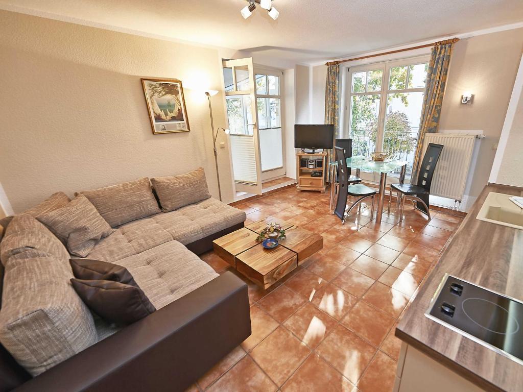 sala de estar con sofá y mesa en Villa Saxonia - WG 13 mit Wintergarten, strandnah en Binz