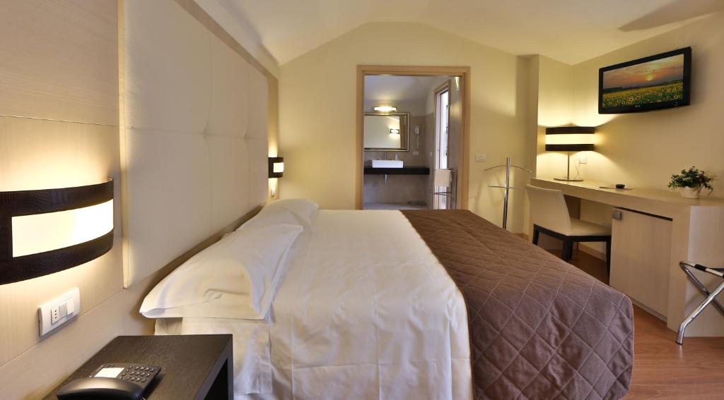 Postel nebo postele na pokoji v ubytování Regal Hotel