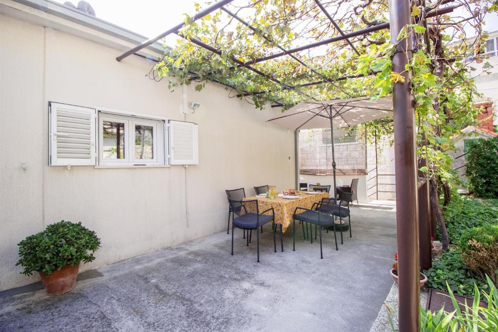 Zahrada ubytování Apartment Mirela