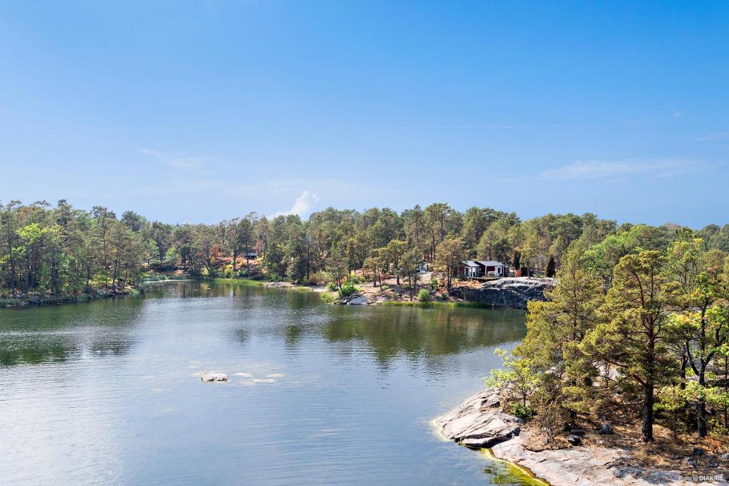 un río con árboles a su lado en First Camp Gunnarsö-Oskarshamn en Oskarshamn