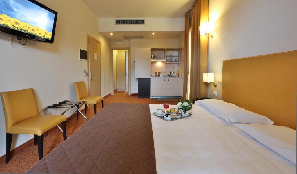 TV a/nebo společenská místnost v ubytování Regal Hotel