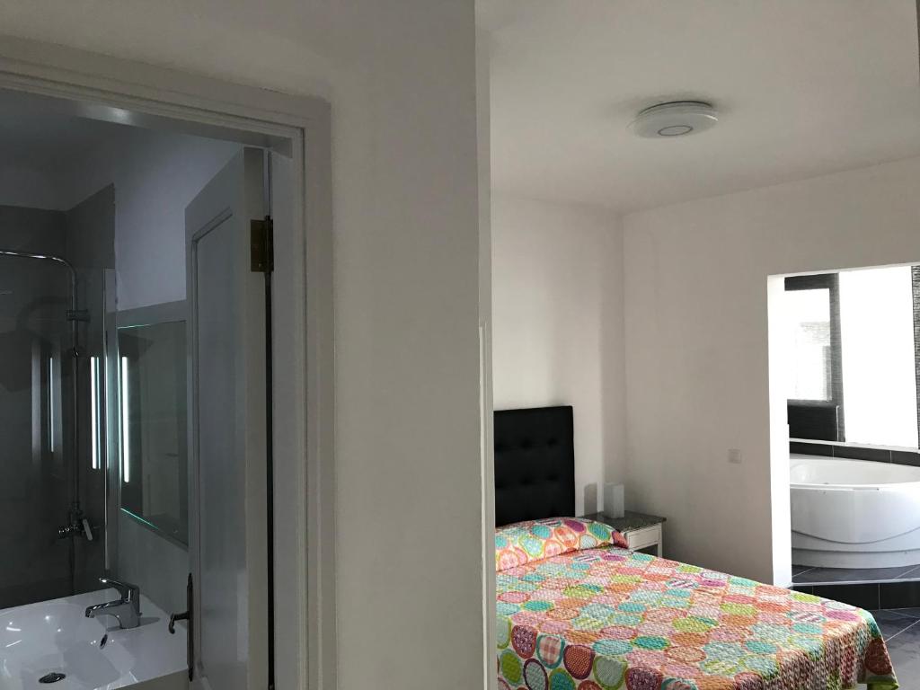 アレシーフェにあるApartamento Centro de Arrecifeのベッドルーム1室(ベッド1台付)、バスルーム(バスタブ付)が備わります。