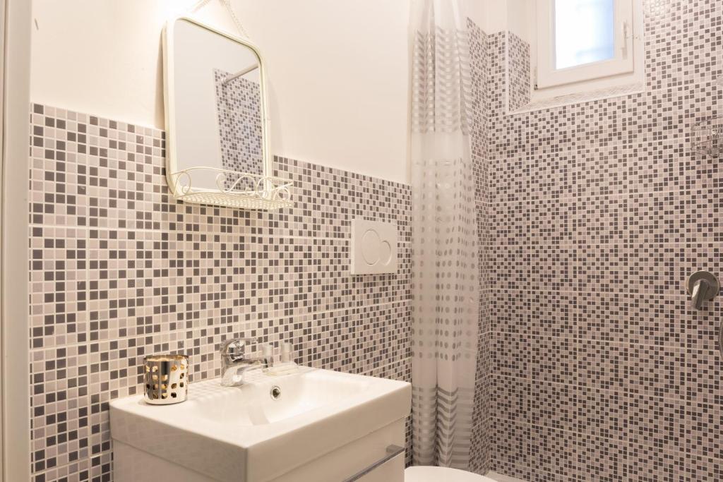 A bathroom at Pilastri Majestic Garden by Mmega