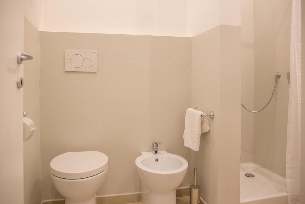 A bathroom at Pilastri Majestic Garden by Mmega