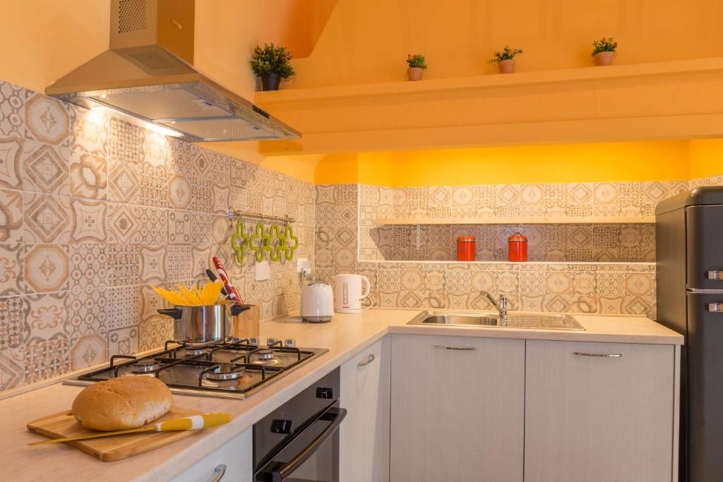A kitchen or kitchenette at Pilastri Majestic Garden by Mmega