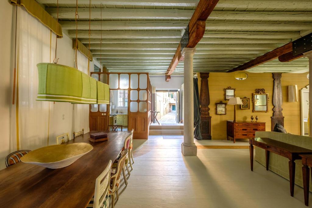 un comedor con una gran mesa de madera en una habitación en Ca' del Ramo d'oro, en Venecia