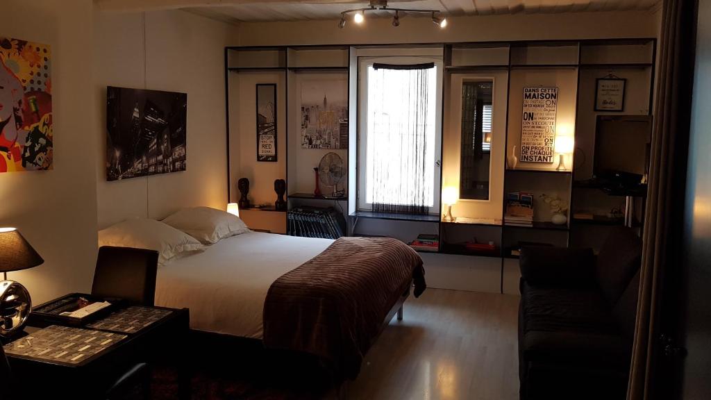 カンヌにあるNotre Dameのベッドルーム1室(ベッド1台、デスク、窓付)
