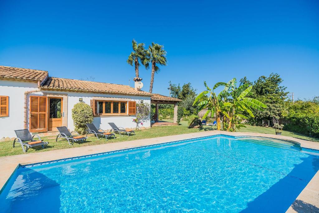 - une piscine en face d'une maison dans l'établissement Can Blanco - Nordvillas, à Pollença