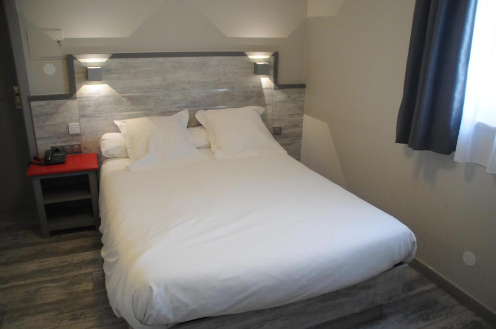 Postel nebo postele na pokoji v ubytování Hotel Restaurant Au Parc des Cigognes