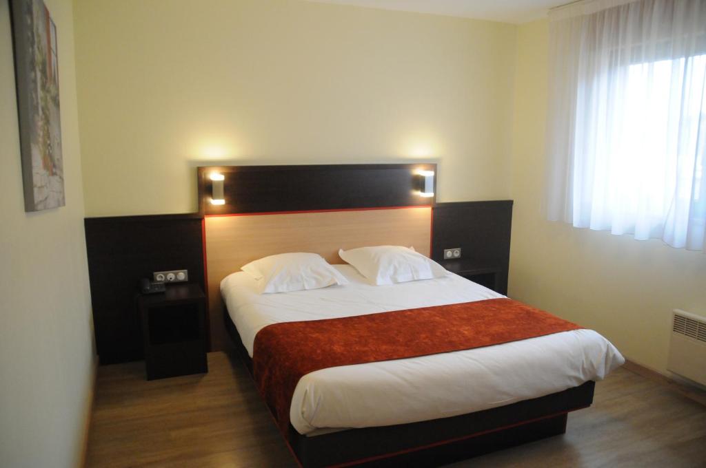 Postel nebo postele na pokoji v ubytování Hotel Restaurant Au Parc des Cigognes
