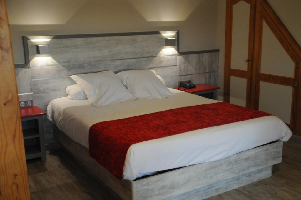 Postel nebo postele na pokoji v ubytování Hotel Restaurant Au Parc des Cigognes