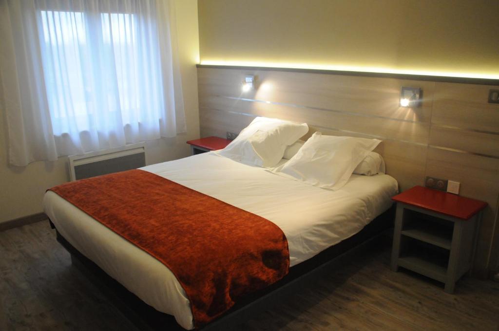 Postel nebo postele na pokoji v ubytování Hotel Restaurant Au Parc des Cigognes