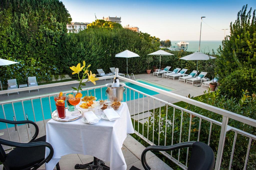 Bazén v ubytování Grand Hotel Passetto nebo v jeho okolí