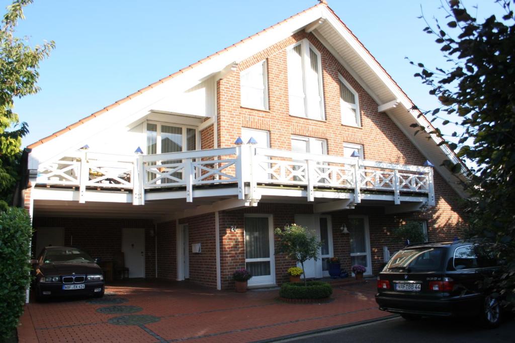 ein Gebäude mit einem Balkon auf der Seite in der Unterkunft Ferienwohnung Bücker in Telgte