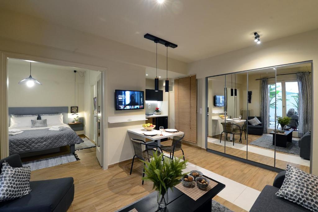 een slaapkamer en een woonkamer met een bed en een tafel bij Amazing apartment in Kolonaki in Athene