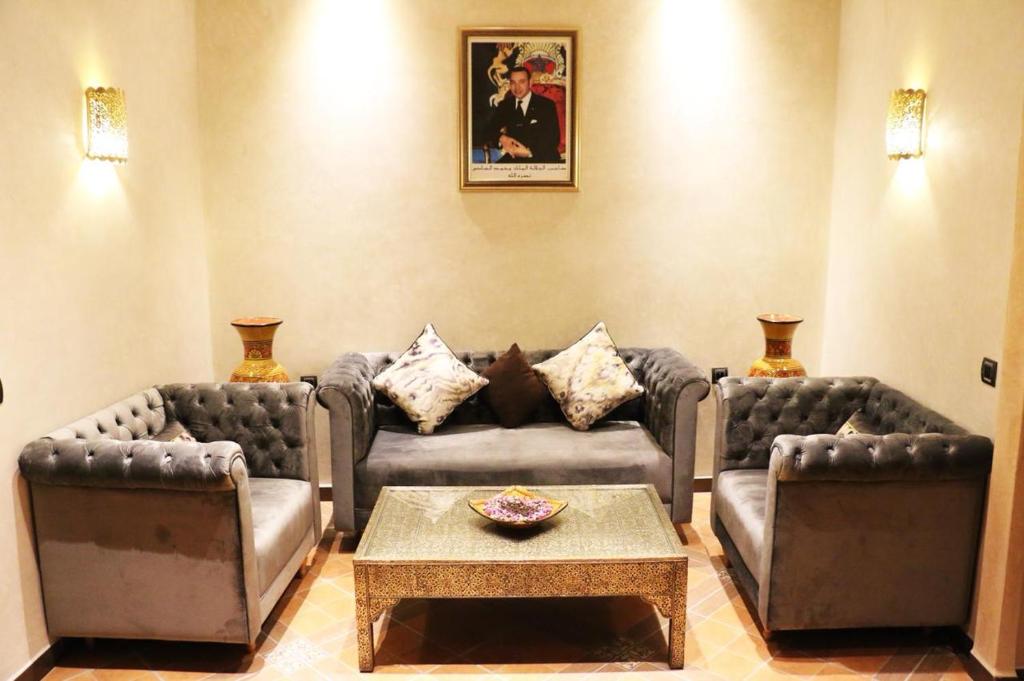 Sala de estar con 2 sofás y mesa en DAR AMGHAR en Tafraout