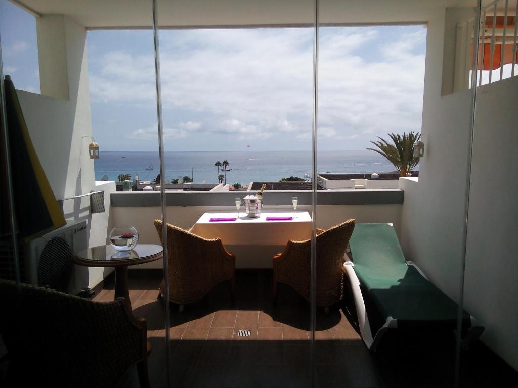ロス・クリスティアーノスにあるAzahara Beach 413のテーブル付きの客室で、海の景色を望めます。