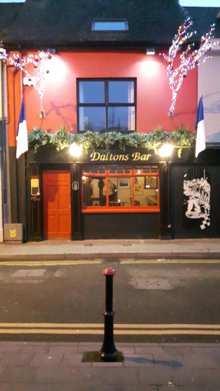 um restaurante ao lado de uma rua à noite em Daltons Bar em Kinsale